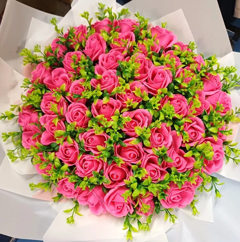 Buchet mare din flori de săpun roz, cu crenguțe verzi decorative