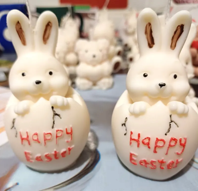 Doi iepurași albi decorați manual cu mesajul Happy Easter