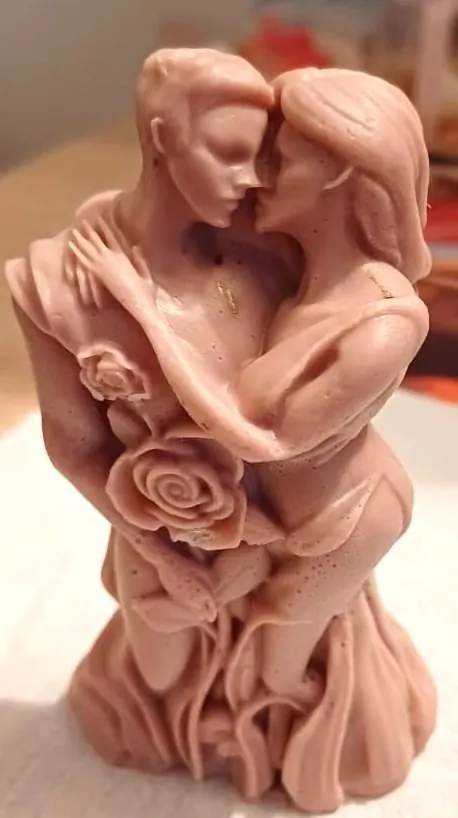 Figurină decorativă cu un cuplu îmbrățișat, în nuanțe de piersică