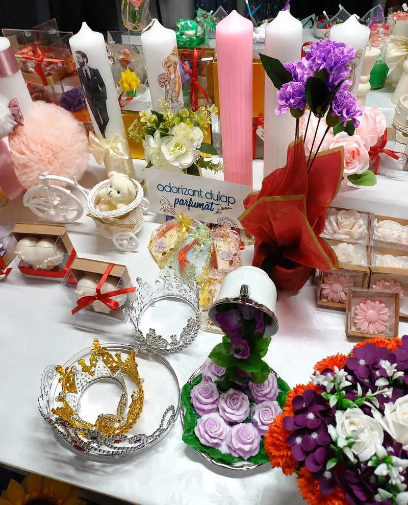 Lumânări decorate pentru nuntă și botez, coronițe și săpunuri parfumate, expuse în magazin
