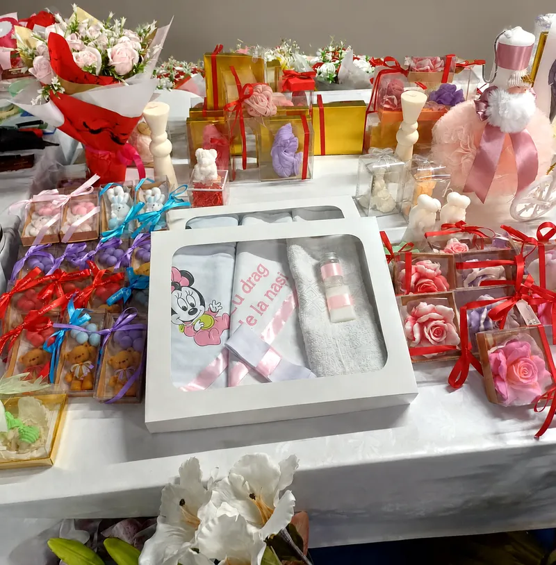 Mărturii, cutii cadou și seturi pentru evenimente, pregătite pe masa din magazin